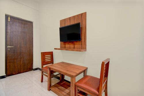 Una televisión o centro de entretenimiento en Hotel O Royal Stay