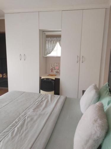 Postel nebo postele na pokoji v ubytování Atlantis Inn