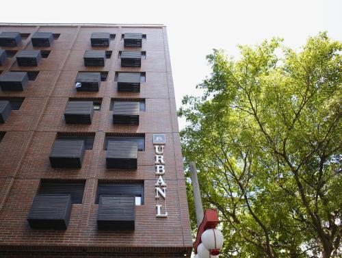 サンパウロにあるUrban Lのホテルの看板が書かれた高いレンガ造りの建物