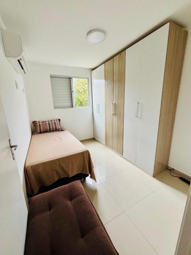 佩洛塔斯Apartamento pelotas的一间卧室，里面有一张床和一张沙发。