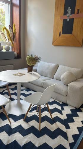 un soggiorno con un tavolo e un divano di Luxury New Wave LA ART Studio a Vilnius