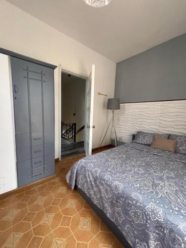 Ένα ή περισσότερα κρεβάτια σε δωμάτιο στο Cosy Home Mt Choisy 5 mins walk to the beach!