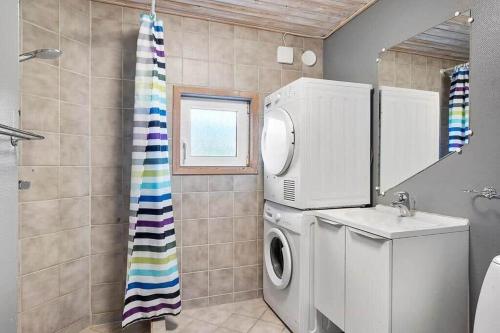 a bathroom with a washing machine and a washer at SJ310-Hejls-Ronnebaervaenget-14 in Hejls