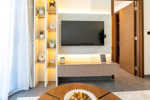 Luxury 1BR Burj Khalifa & Flamingo Sanctuary Views