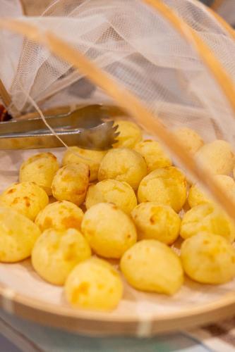 インの敷地内または近くでの食事または食べ物