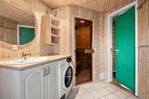 a bathroom with a washing machine and a sink at FAN076-Fano-Slunden-123 in Fanø