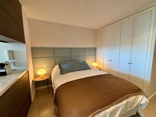 sypialnia z dużym łóżkiem i 2 lampami w obiekcie Moderno y Hermoso depto en Higuerillas w mieście Concón