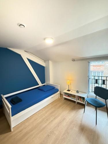 ein Schlafzimmer mit einem Bett, einem Tisch und einem Stuhl in der Unterkunft Maison avec Terrasse 6 pax proche Paris & Disney - Parking in Nogent-sur-Marne