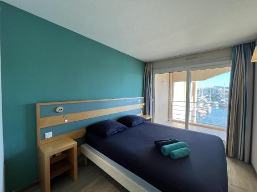 Cap Hermes 200 residence avec piscine et vue port