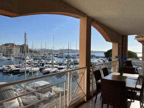 Cap Hermes 200 residence avec piscine et vue port