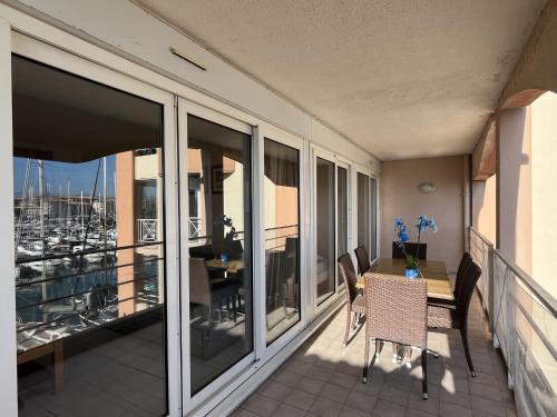 Cap Hermes 200 residence avec piscine et vue port