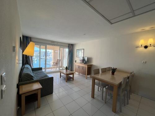 Cap Hermes 200 residence avec piscine et vue port