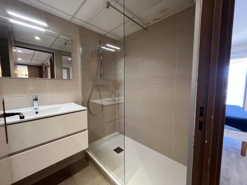 Cap Hermes 200 residence avec piscine et vue port
