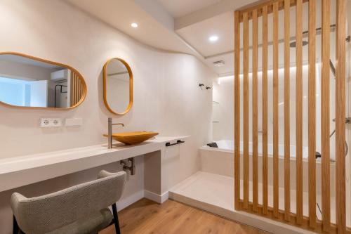 łazienka z umywalką i lustrem w obiekcie LF PARKING INCLUIDO Amplio Loft en Barrio Santa Cruz w Sewilli