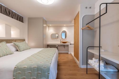 sypialnia z dużym łóżkiem i łazienką w obiekcie LF PARKING INCLUIDO Amplio Loft en Barrio Santa Cruz w Sewilli