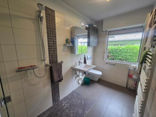 Ένα μπάνιο στο Cozy house with 2 bedrooms