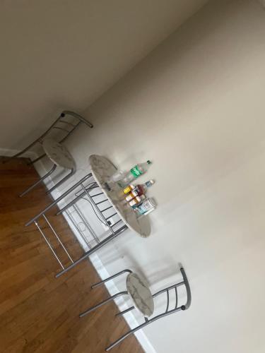 デトロイトにあるStoners Residenceのトイレと椅子2脚を備えたバスルーム