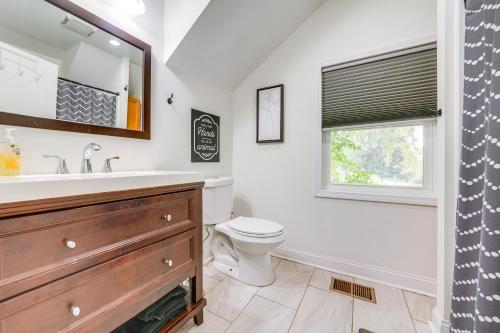 Ένα μπάνιο στο Fire Pit and Grill Family Home on Fox River Trail!