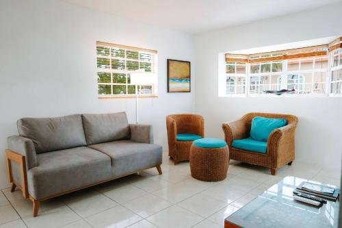 a living room with a couch and two chairs at Casa del Sol, 2-Bedroom Home Near Palm Beach in Noord