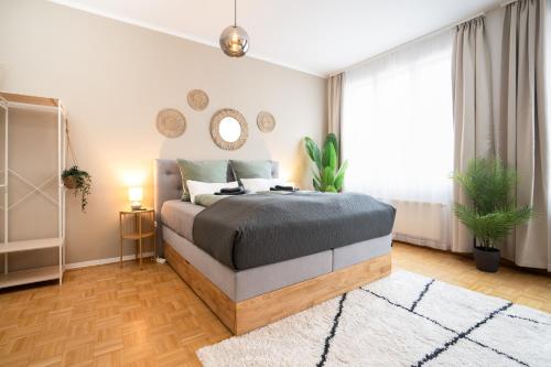 una camera da letto con un letto e uno specchio sul muro di Boho Living Apartments - Historic City Center with Free Parking by HERO HOMES a Graz