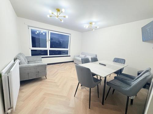 Χώρος καθιστικού στο F2 2BR Free Parking Walk Dis City