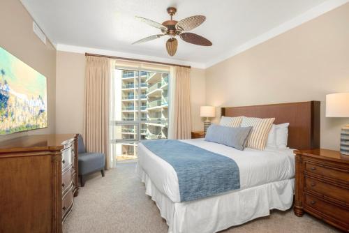 - une chambre avec un lit, un ventilateur de plafond et une fenêtre dans l'établissement KBM Resorts FREE CAR Honua Kai Hokulani Ocean view 2-Bedroom Condo Huge Wraparound Lanai HKH-515, à Kaanapali Airport
