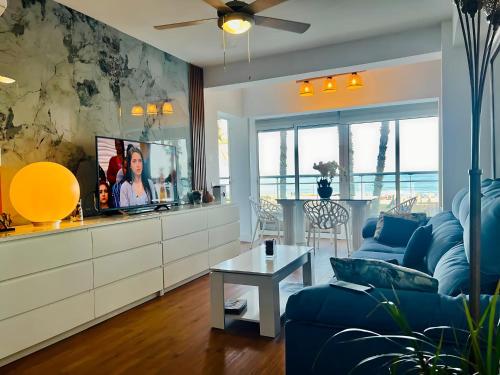 Μια τηλεόραση ή/και κέντρο ψυχαγωγίας στο Apartamento Lujo frente al Mar Centro de Malaga