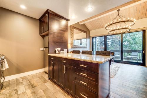 Η κουζίνα ή μικρή κουζίνα στο Northstar Ski-Inand Out Condo with Resort Amenities!