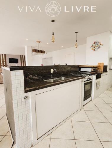 Кухня или мини-кухня в Casa a beira mar de Elissandra
