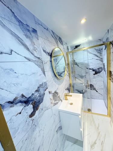 a bathroom with a sink and a mirror at F1 2BR Free Parking Walk Dist CityC in Glasgow