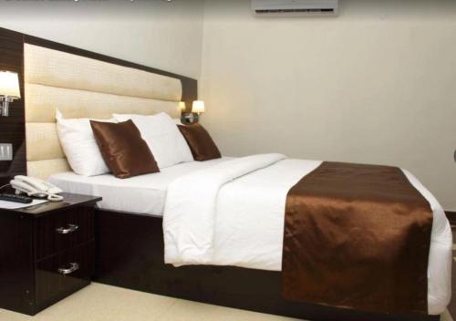 Ένα ή περισσότερα κρεβάτια σε δωμάτιο στο E-Luxe Suites Hotel