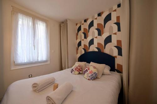a bedroom with a bed with towels on it at Rouen - Studio indépendant avec cour in Rouen