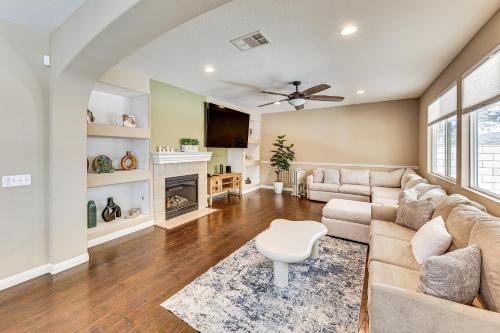 Ruang duduk di Spacious Menifee Home with Patio, 9 Mi to Lake!