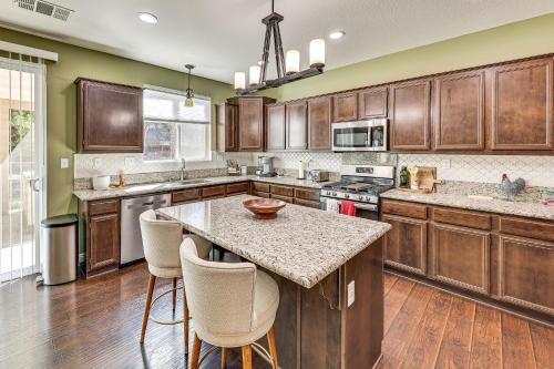 Dapur atau dapur kecil di Spacious Menifee Home with Patio, 9 Mi to Lake!