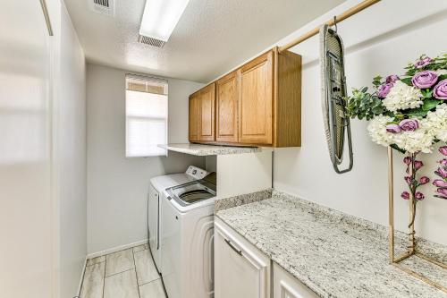 Dapur atau dapur kecil di Spacious Menifee Home with Patio, 9 Mi to Lake!