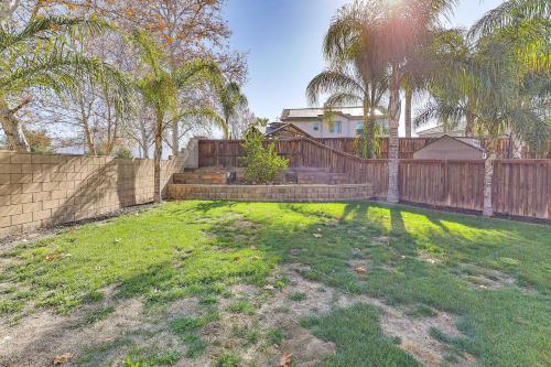 Taman di luar Spacious Menifee Home with Patio, 9 Mi to Lake!