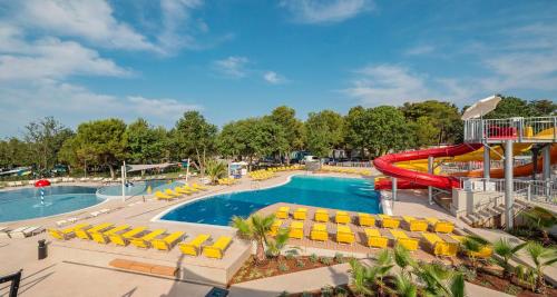 einen Pool mit Wasserrutsche in einem Resort in der Unterkunft Lanterna Premium Camping Resort by Valamar in Poreč