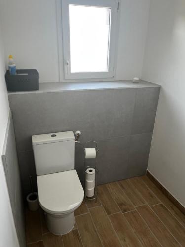 a small bathroom with a toilet and a window at Maison 80 m2 à 5mn de Nantes in Sautron