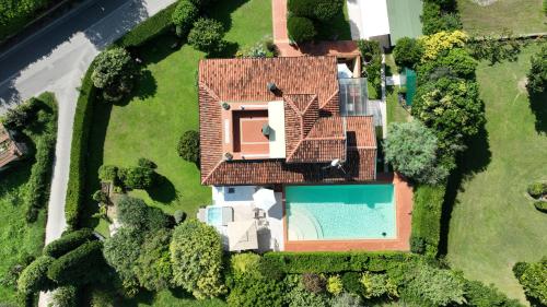an overhead view of a house with a swimming pool at Villa Artemisia - Villa Luxury 300m dal lago, Piscina salata, idromassaggio in Padenghe sul Garda