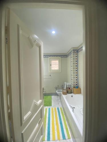 y baño con bañera y bañera. en Joujou Aprt, en Monastir