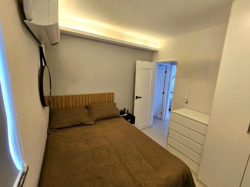 una piccola camera da letto con un letto in una stanza di Apartamento de 2 quartos a Belém