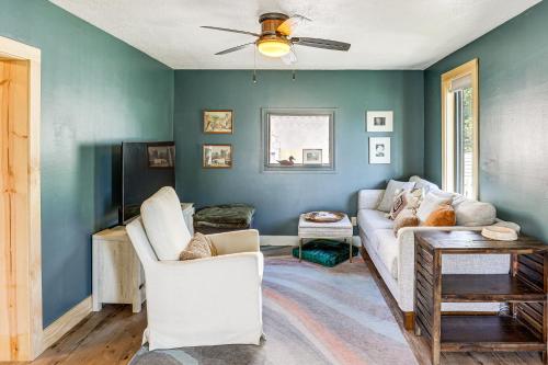 Χώρος καθιστικού στο Steps to Dtwn Kalispell! Pet-Friendly Home with Yard