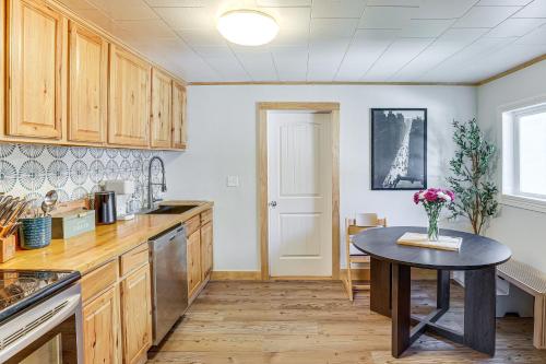 Η κουζίνα ή μικρή κουζίνα στο Steps to Dtwn Kalispell! Pet-Friendly Home with Yard