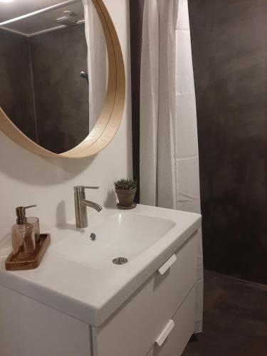 Un baño de Mini-lejlighed med køkken - delt bad og toilet med nabolejlighed