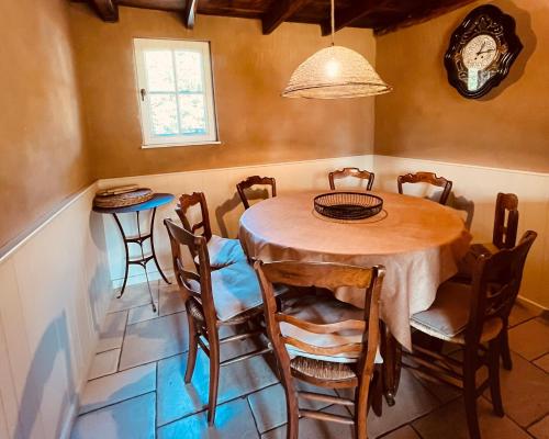 a dining room with a table and chairs at Den Haegepreeck in Horebeke