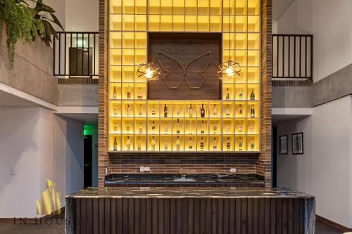 une salle de dégustation avec un mur de bouteilles de vin dans l'établissement Morph 1001 - Exclusive apt in Poblado/BBQ, à El Poblado