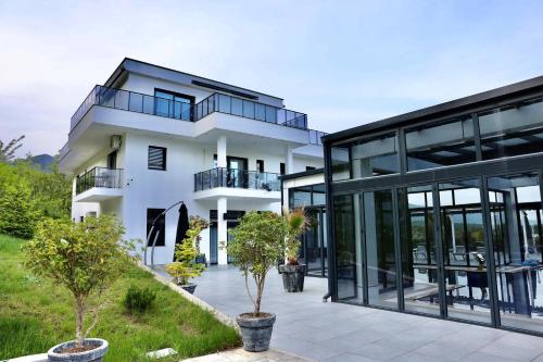 White House Radac Peja