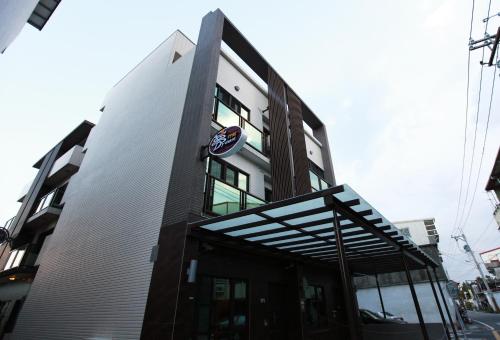 Un edificio con un cartel en el frente. en Dream B&B, en Luodong