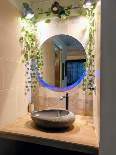 a bathroom with a sink with a mirror at apartamento tranquilo rodeado de zonas verdes in Acacías