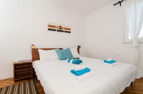 Ένα ή περισσότερα κρεβάτια σε δωμάτιο στο Nives Central Lodge